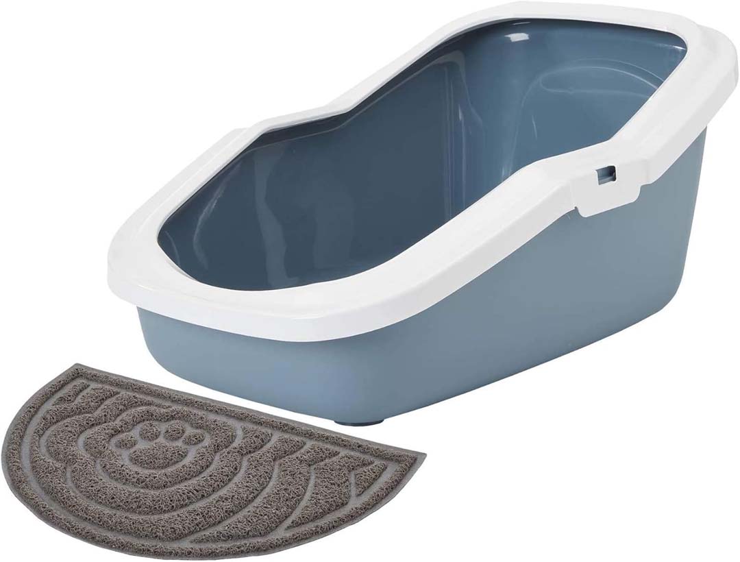 Un bac à litière bleu pour chat avec son tapis
